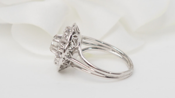 Anello con contorno in oro bianco e diamanti