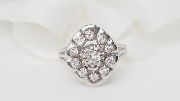 Bague Entourage En Or Blanc 18k Avec Diamants - Style Fleur - Bijou Occasion