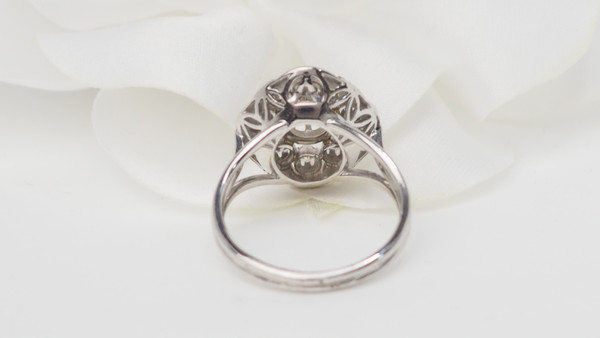 Anello con contorno in oro bianco e diamanti