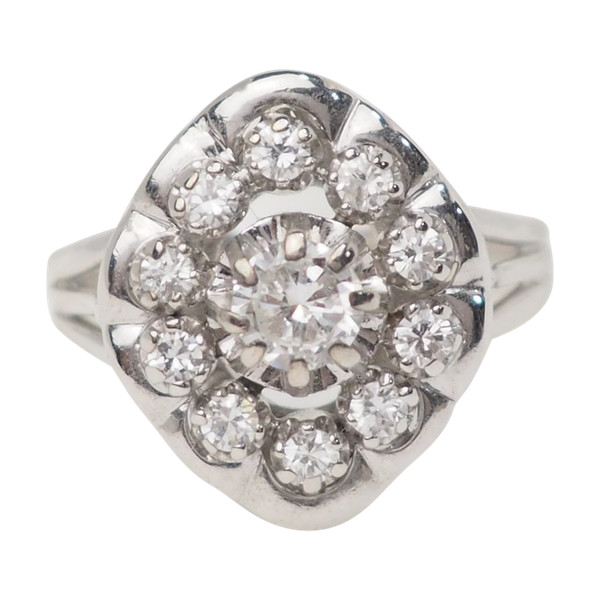 Anello con contorno in oro bianco e diamanti