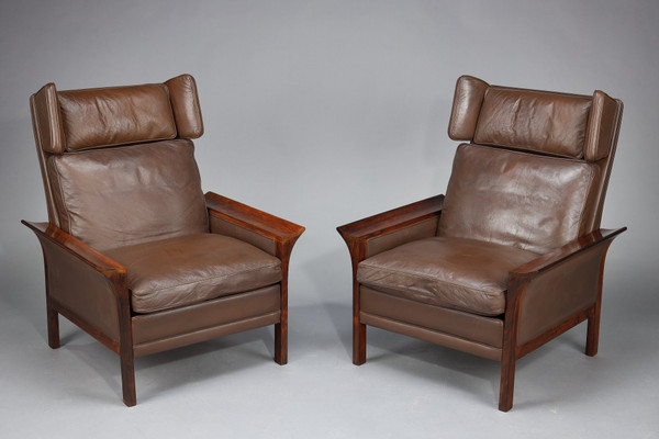 Mobilier de salon en palissandre composé d'un canapé et d'une paire de fauteuils en cuir