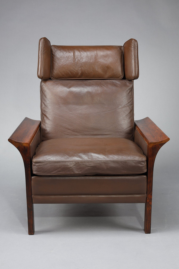Mobilier de salon en palissandre composé d'un canapé et d'une paire de fauteuils en cuir