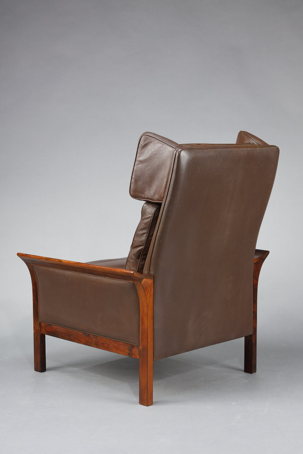 Mobilier de salon en palissandre composé d'un canapé et d'une paire de fauteuils en cuir