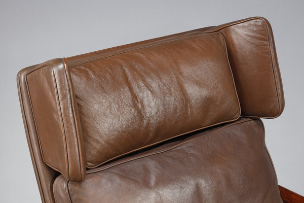 Mobilier de salon en palissandre composé d'un canapé et d'une paire de fauteuils en cuir