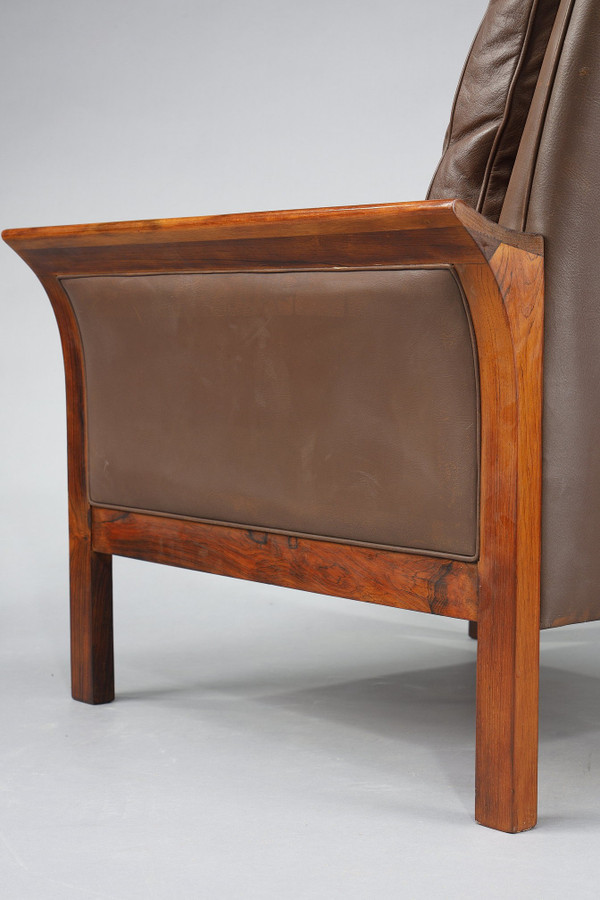 Mobilier de salon en palissandre composé d'un canapé et d'une paire de fauteuils en cuir