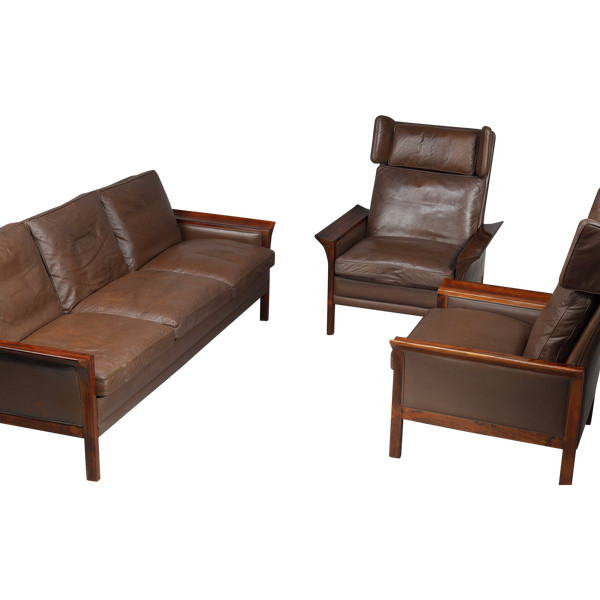 Mobilier de salon en palissandre composé d'un canapé et d'une paire de fauteuils en cuir