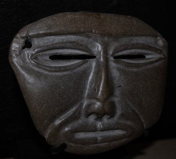 Masque en pierre dure, Mexique.