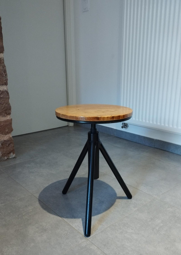 Sgabello indus a treppiede regolabile dal design vintage