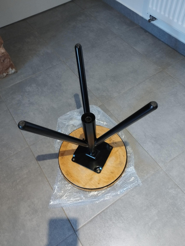 Sgabello indus a treppiede regolabile dal design vintage