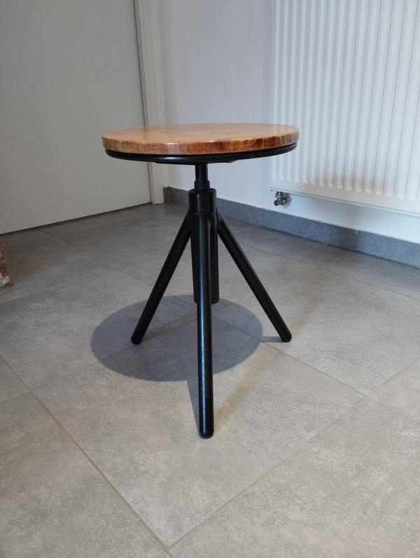 Sgabello indus a treppiede regolabile dal design vintage