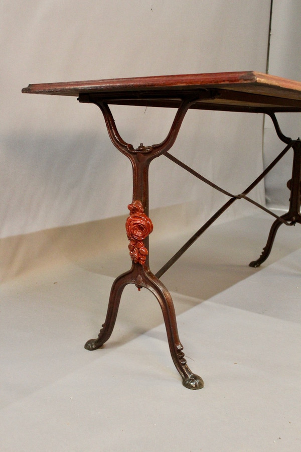 Suite De 9 Tables De Bistrot 1900 à Piètement Fer Forgé à Décor De Rose