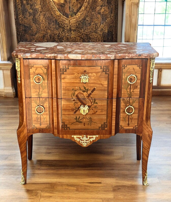 COMMODE TRANSITORIO DEL XIX SECOLO IN MARQUÈTERIE CON DECORAZIONE DI STRUMENTI MUSICALI