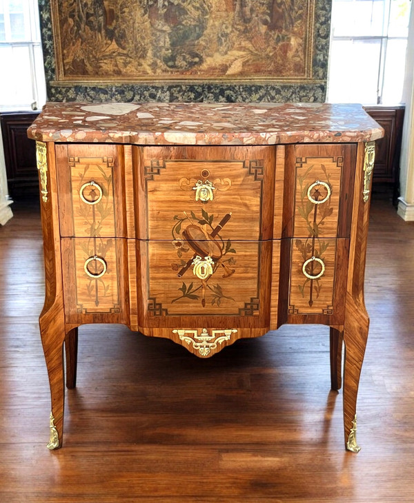 COMMODE TRANSITORIO DEL XIX SECOLO IN MARQUÈTERIE CON DECORAZIONE DI STRUMENTI MUSICALI