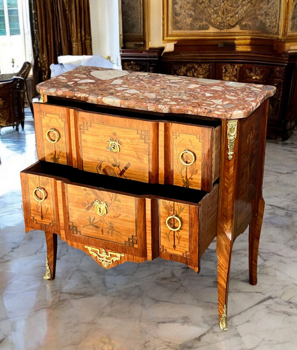 COMMODE TRANSITORIO DEL XIX SECOLO IN MARQUÈTERIE CON DECORAZIONE DI STRUMENTI MUSICALI