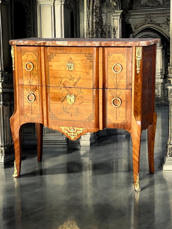 COMMODE TRANSITORIO DEL XIX SECOLO IN MARQUÈTERIE CON DECORAZIONE DI STRUMENTI MUSICALI