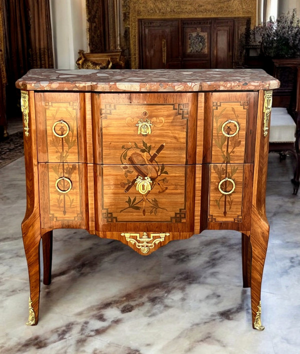 COMMODE TRANSITORIO DEL XIX SECOLO IN MARQUÈTERIE CON DECORAZIONE DI STRUMENTI MUSICALI