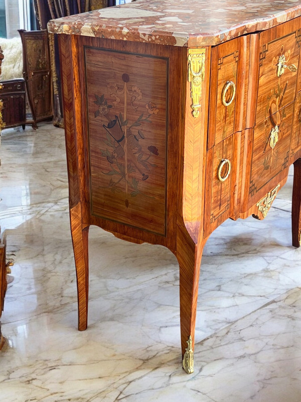 COMMODE TRANSITORIO DEL XIX SECOLO IN MARQUÈTERIE CON DECORAZIONE DI STRUMENTI MUSICALI