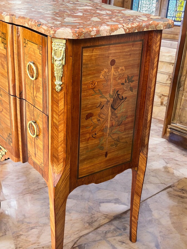 COMMODE TRANSITORIO DEL XIX SECOLO IN MARQUÈTERIE CON DECORAZIONE DI STRUMENTI MUSICALI