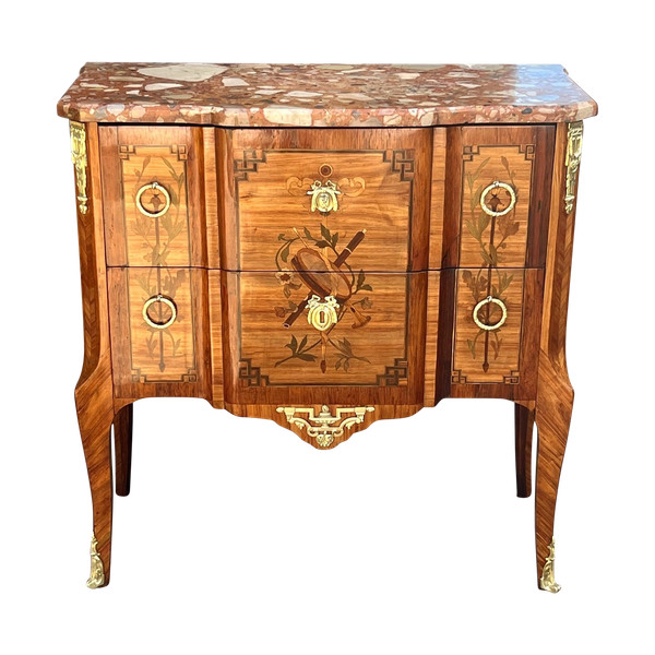 COMMODE TRANSITORIO DEL XIX SECOLO IN MARQUÈTERIE CON DECORAZIONE DI STRUMENTI MUSICALI
