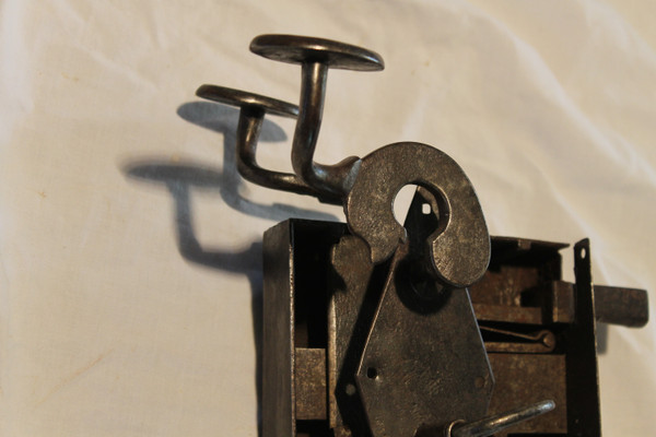 Wrought-iron lock complete with key and 2 handles from the late 17th century
