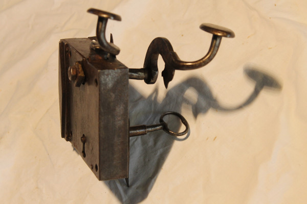 Wrought-iron lock complete with key and 2 handles from the late 17th century
