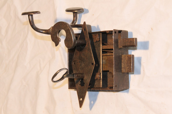 Wrought-iron lock complete with key and 2 handles from the late 17th century