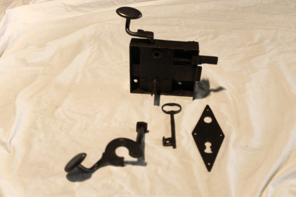 Wrought-iron lock complete with key and 2 handles from the late 17th century