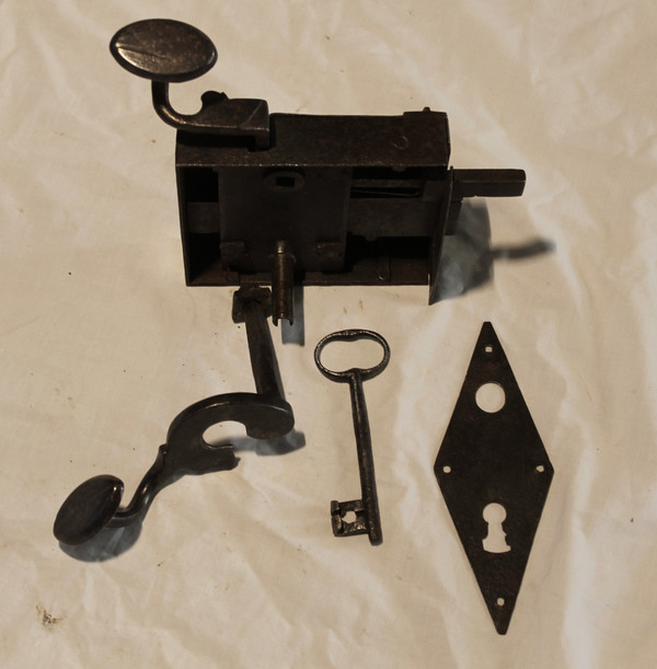 Wrought-iron lock complete with key and 2 handles from the late 17th century