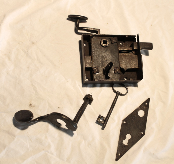 Wrought-iron lock complete with key and 2 handles from the late 17th century