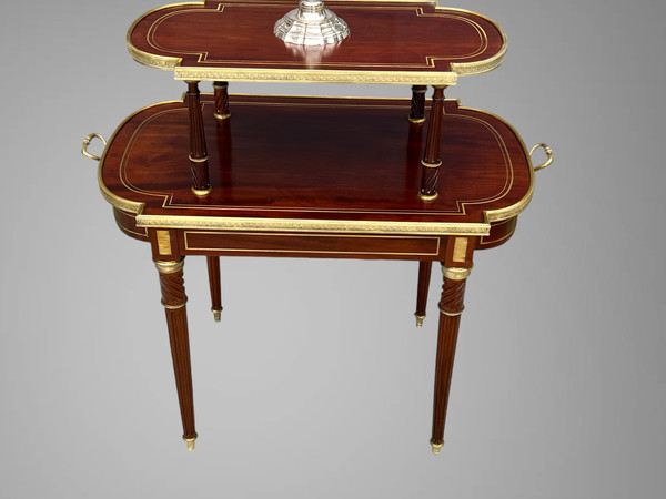 DESSERTE /TABLE A THEEE DES 19. JAHRHUNDERT IM STIL LOUIS XVI AUS ACAJOU, VERGOLDET MIT GOLDBRONZE