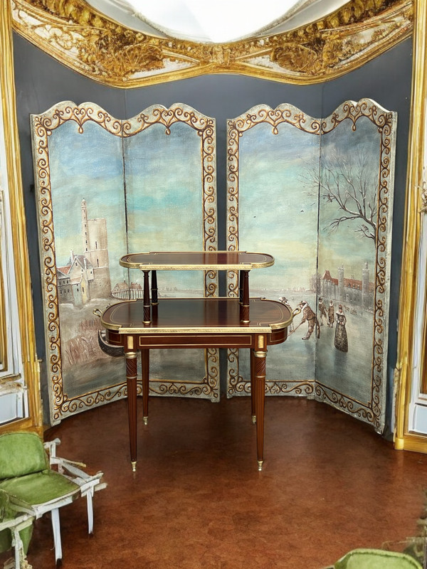 DESSERTE /TABLE A THEEE DES 19. JAHRHUNDERT IM STIL LOUIS XVI AUS ACAJOU, VERGOLDET MIT GOLDBRONZE