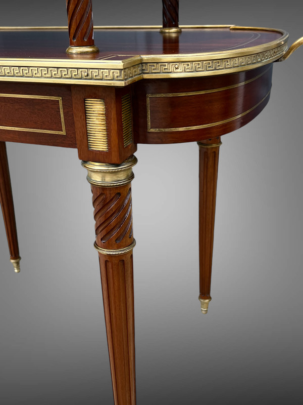 DESSERTE /TABLE A THEEE DES 19. JAHRHUNDERT IM STIL LOUIS XVI AUS ACAJOU, VERGOLDET MIT GOLDBRONZE