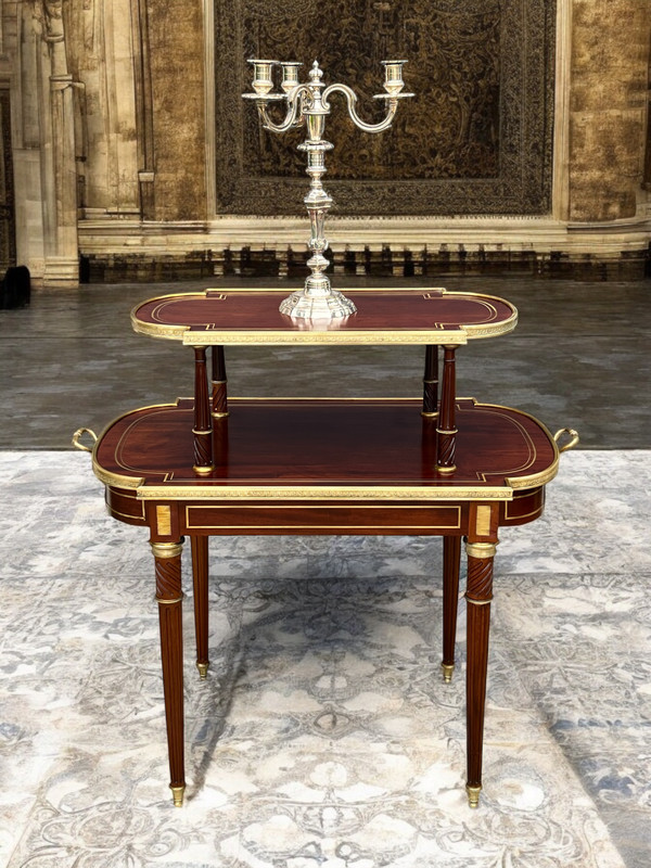 DESSERTE /TABLE A THEEE DES 19. JAHRHUNDERT IM STIL LOUIS XVI AUS ACAJOU, VERGOLDET MIT GOLDBRONZE