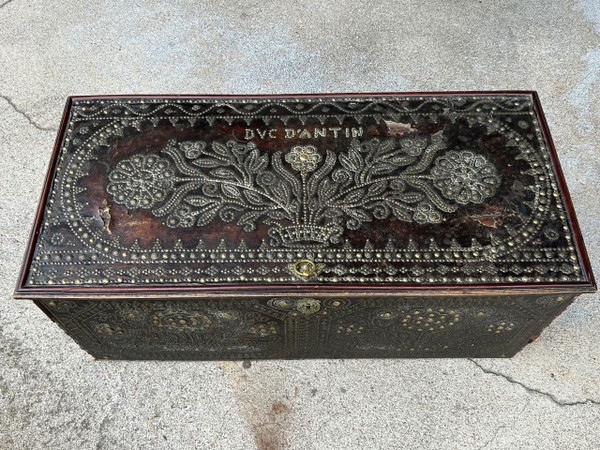 Baule - Coffre De Voyage Riche Decor Clouté Duc d'Antin XVIIIème Siècle