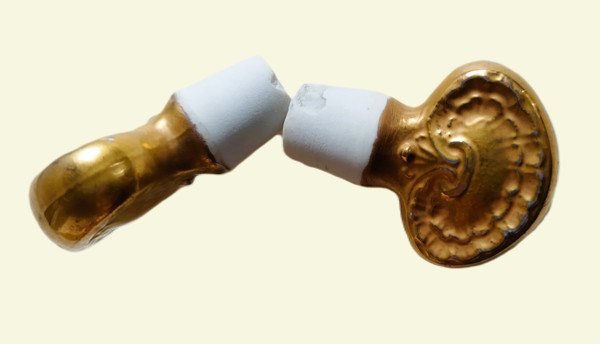 Due flaconi di profumo e Poudrier in porcellana parigina del XIX secolo