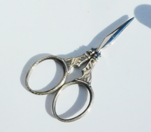 Petit Nécessaire De Couture Ciseaux Petit Monstre Dé à Coudre Argent Massif Ancien XIXe
