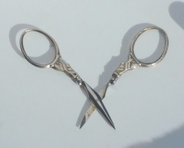 Petit Nécessaire De Couture Ciseaux Petit Monstre Dé à Coudre Argent Massif Ancien XIXe