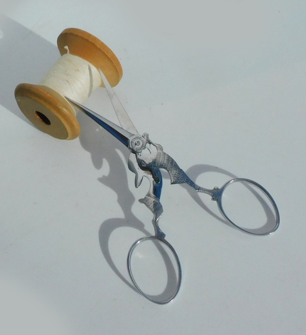 `Paire de ciseaux anciens à broder artisanale forme lièvre nécessaire de couture 