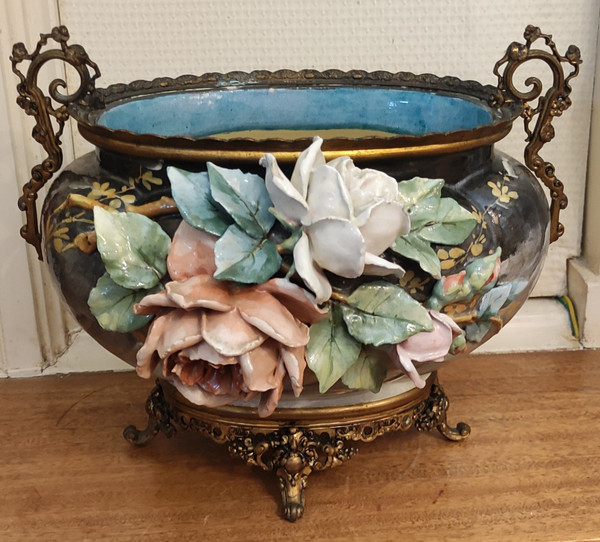 Antica fioriera in ceramica barbottina con ornamenti in bronzo