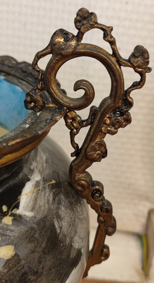Antica fioriera in ceramica barbottina con ornamenti in bronzo