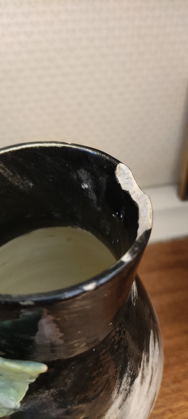 Antica fioriera in ceramica barbottina con ornamenti in bronzo