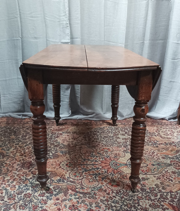 Louis-Philippe-Tisch aus Nussbaumholz