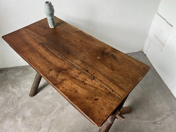 Bureau en noyer massif, art populaire, Savoie, vers 1900