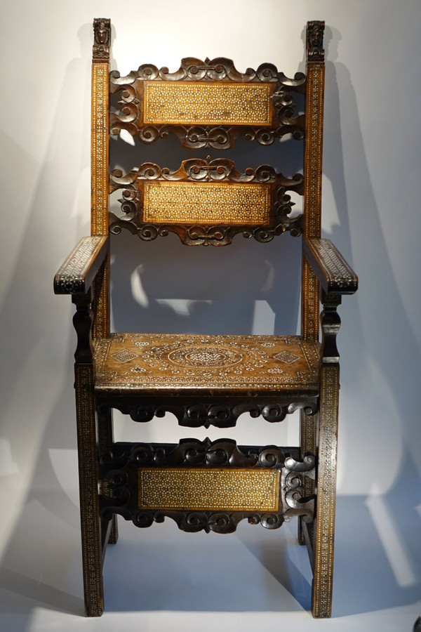 Grand Fauteuil En Noyer Décoré