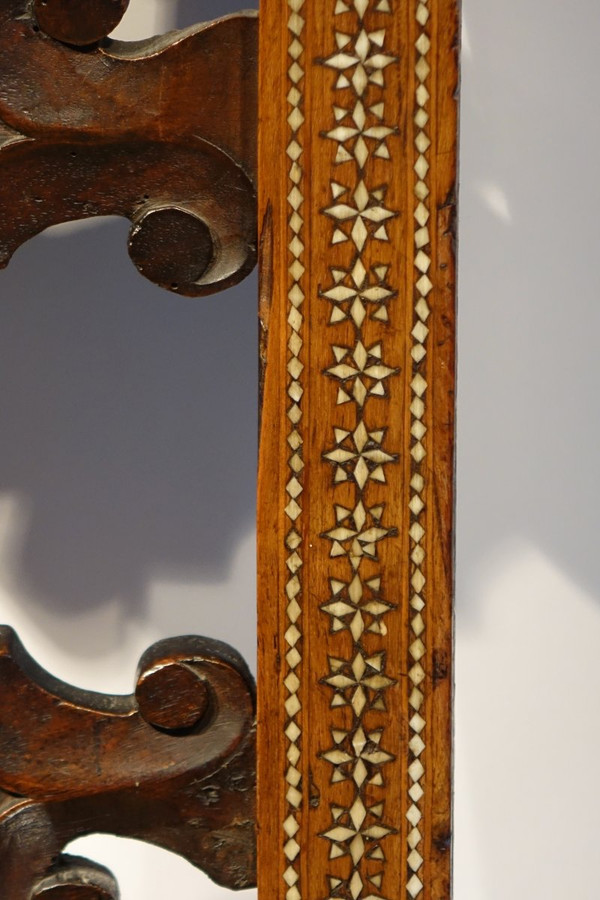 Grand Fauteuil En Noyer Décoré