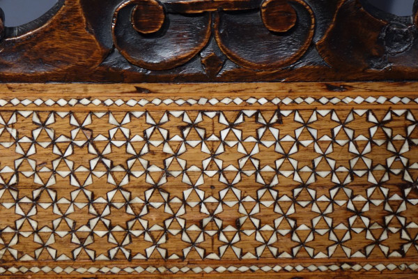 Grand Fauteuil En Noyer Décoré