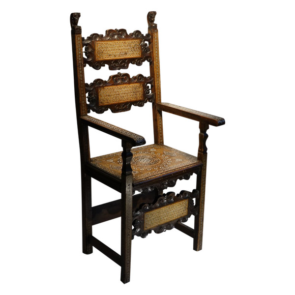 Grand Fauteuil En Noyer Décoré