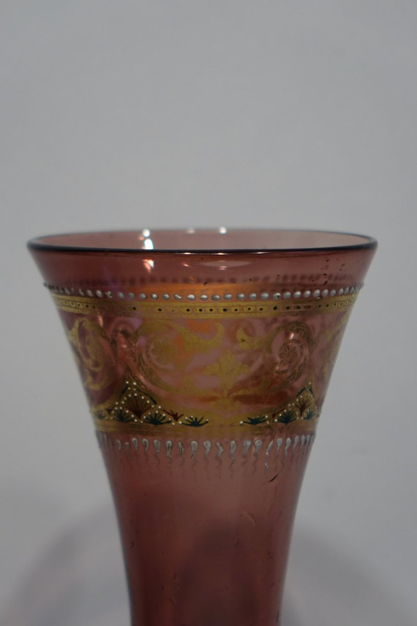 Bemaltes Glas zu Fuß aus goldenem Kupfer, Syrien, um 1900