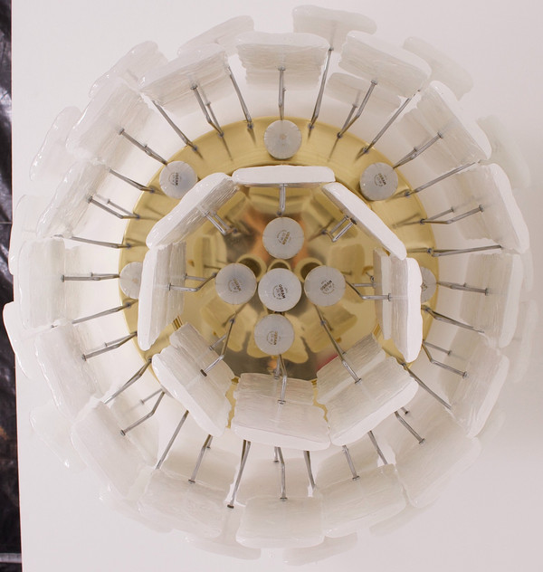 Grand plafonnier en verre de Murano et laiton.