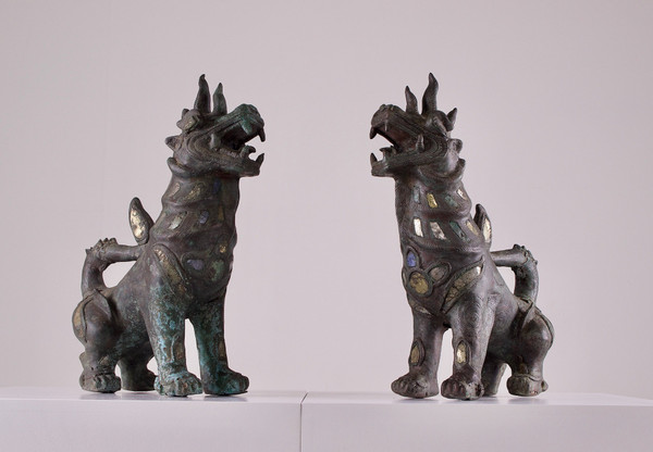 Paire de lions gardiens en bronze.